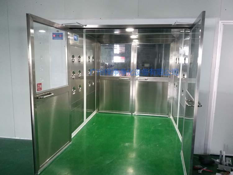 雙開門貨淋室前門打開,后門緊鎖 防止?jié)崈羰遗c非潔凈室空氣對(duì)流。