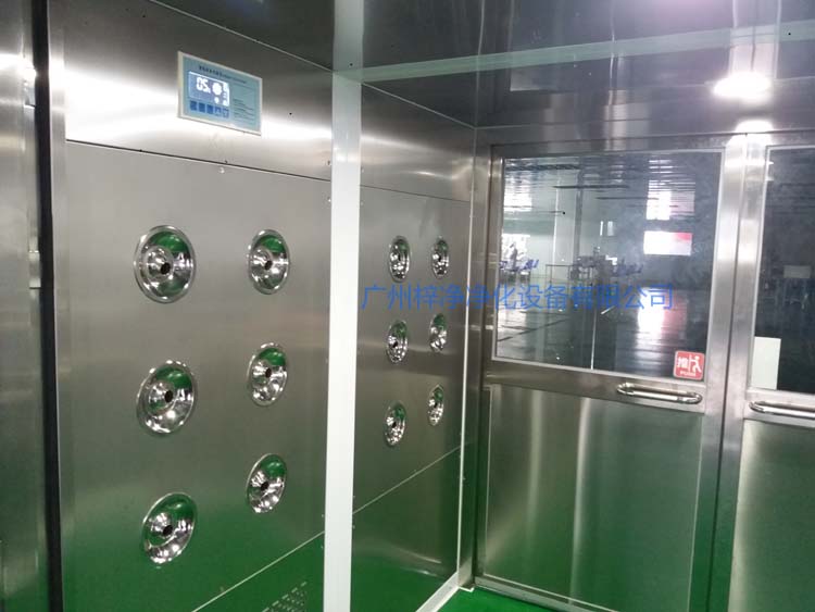 雙開門貨淋室工作區(qū)配智能控制器,方便人員使用操作。
