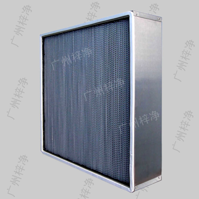 400度耐高溫高效過濾器可以滿足特殊工業(yè)的嚴(yán)格要求，適用于各種潔凈室、潔凈臺、制藥廠、生物廠、食品加工及其他任何需要嚴(yán)格控制空氣污染的場所。