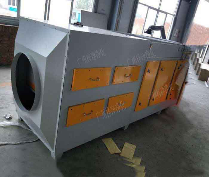 新風(fēng)柜被廣泛應(yīng)用于民用建筑的通風(fēng)系統(tǒng)中，同時(shí)還可應(yīng)用到房屋建筑的消防加壓送風(fēng)，凈化空調(diào)的增壓補(bǔ)風(fēng)等場(chǎng)合。