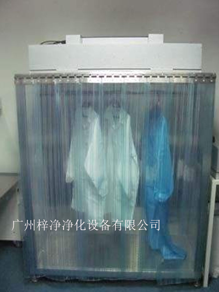 潔凈衣柜可制作為一體和分體，分體結(jié)構(gòu)為FFU+機(jī)架，在初效過濾器和高效過濾器終阻力的狀態(tài)下仍可保證風(fēng)量不變。